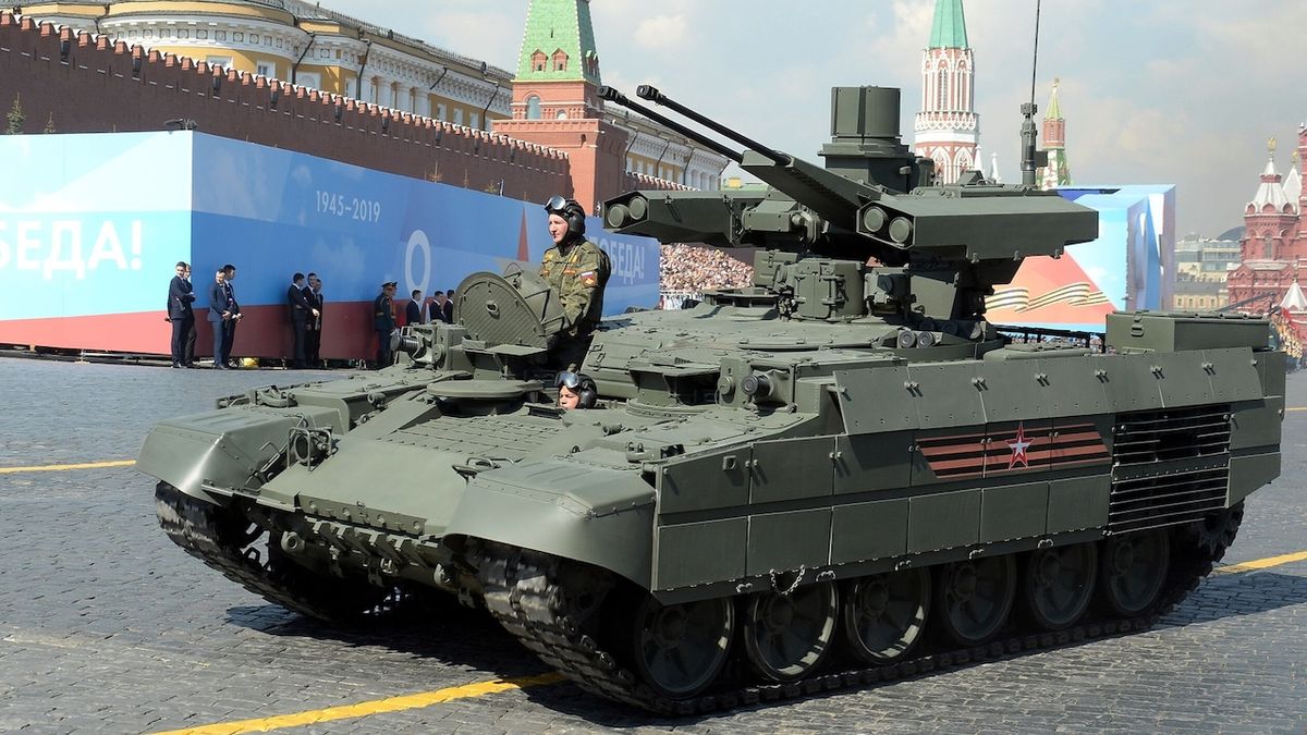 Putin poslal na Ukrajinu obrněnce Terminatory. Chce je vyzkoušet